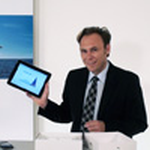 Andreas Lange präsentiert den CURSOR-CRM Web Client auf dem iPad